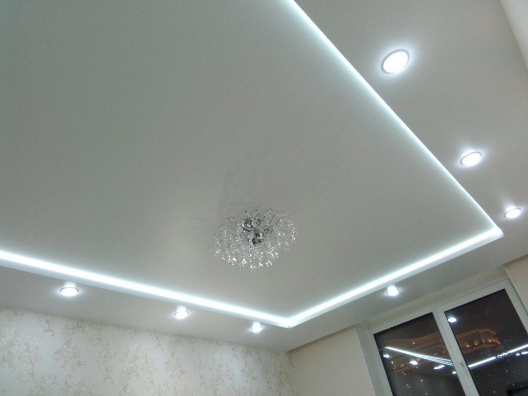 Натяжные потолки с подсветкой в гостиной