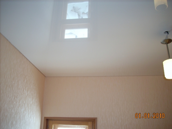 Натяжной потолок с парящим эффектом в спальне
