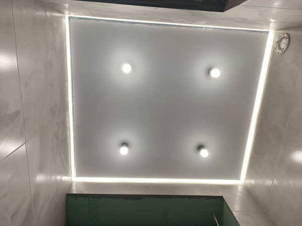 Натяжной потолок с подсветкой в ванной комнате