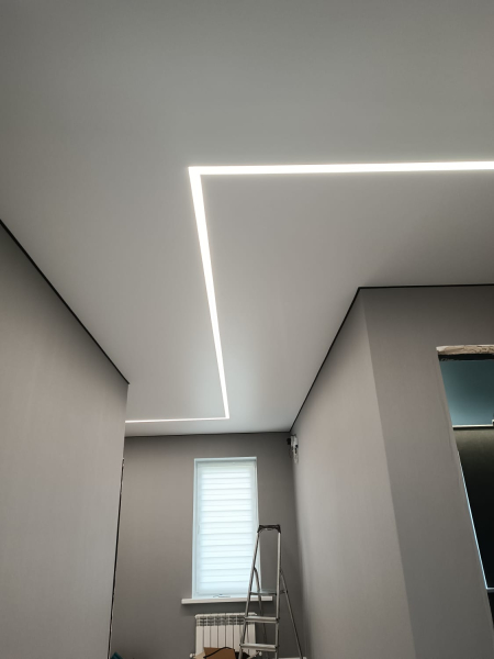 Потолок со световыми линиями в коридоре