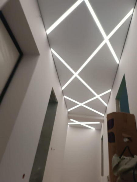 Потолок со световыми линиями