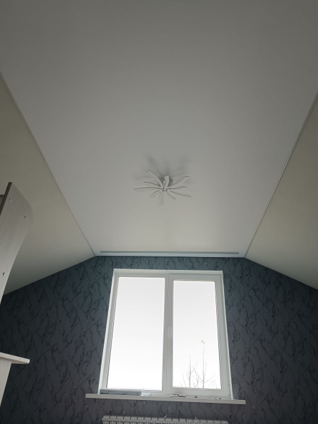 Матовый потолок на мансарде