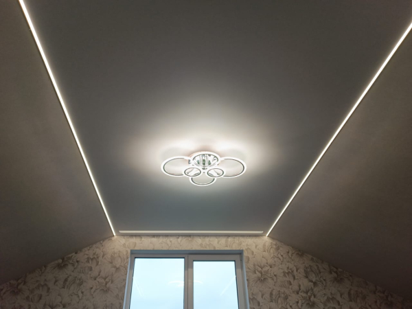 Пример цветного потолка для ванной 2 м²