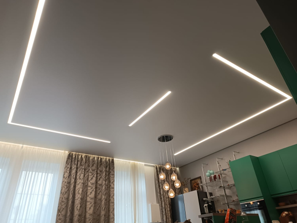 Потолок со световыми линиями