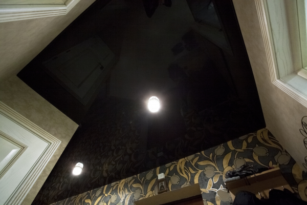 Глянцевые натяжные потолки